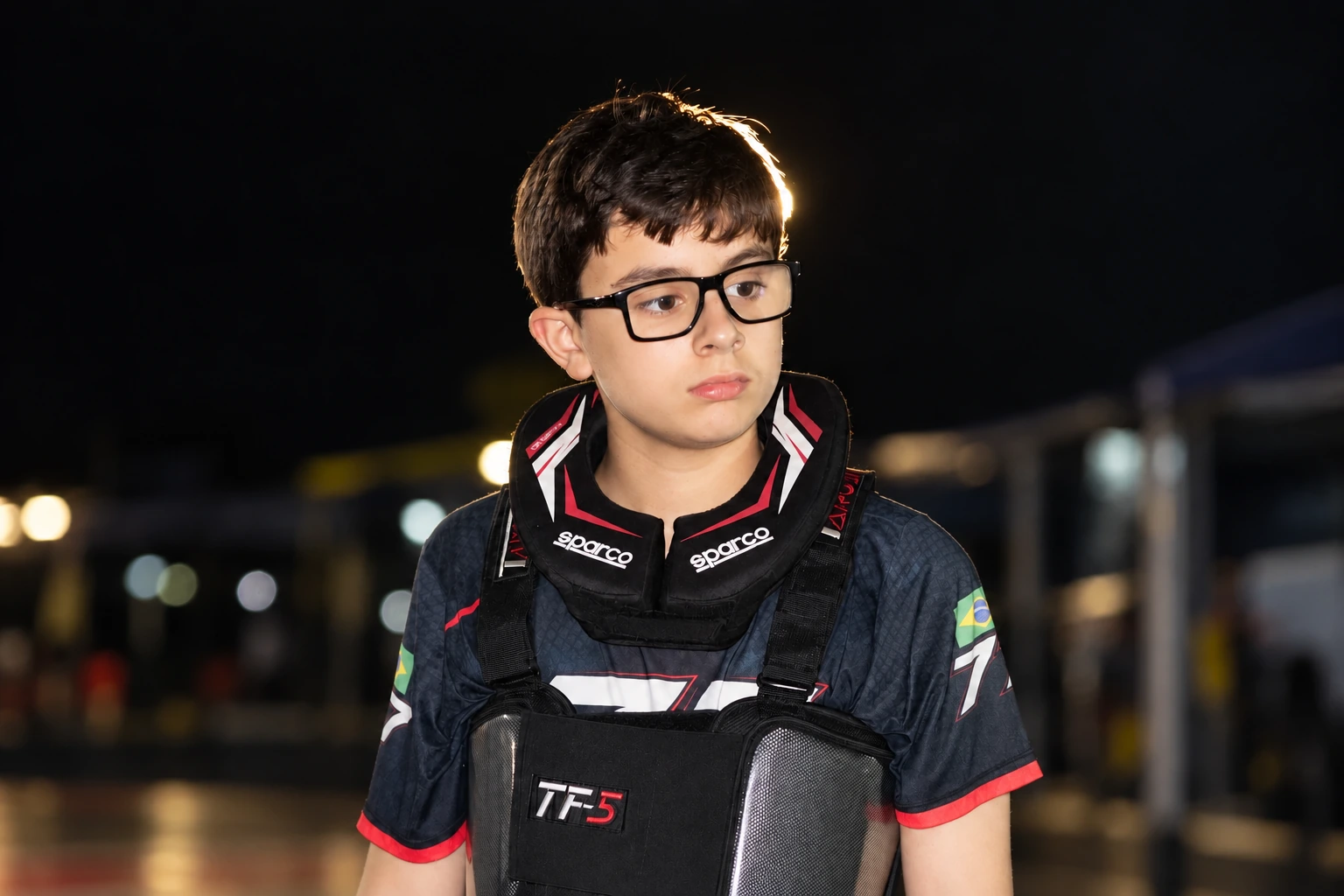 PH Cunha sozinho no paddock, com equipamento de kart